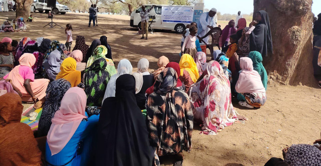 Des femmes qui ont fui leur foyer reçoivent un soutien à Kassala, dans l’est du Soudan.